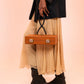 Sac élégant en cuir caramel pour femme avec silhouette architecturale
