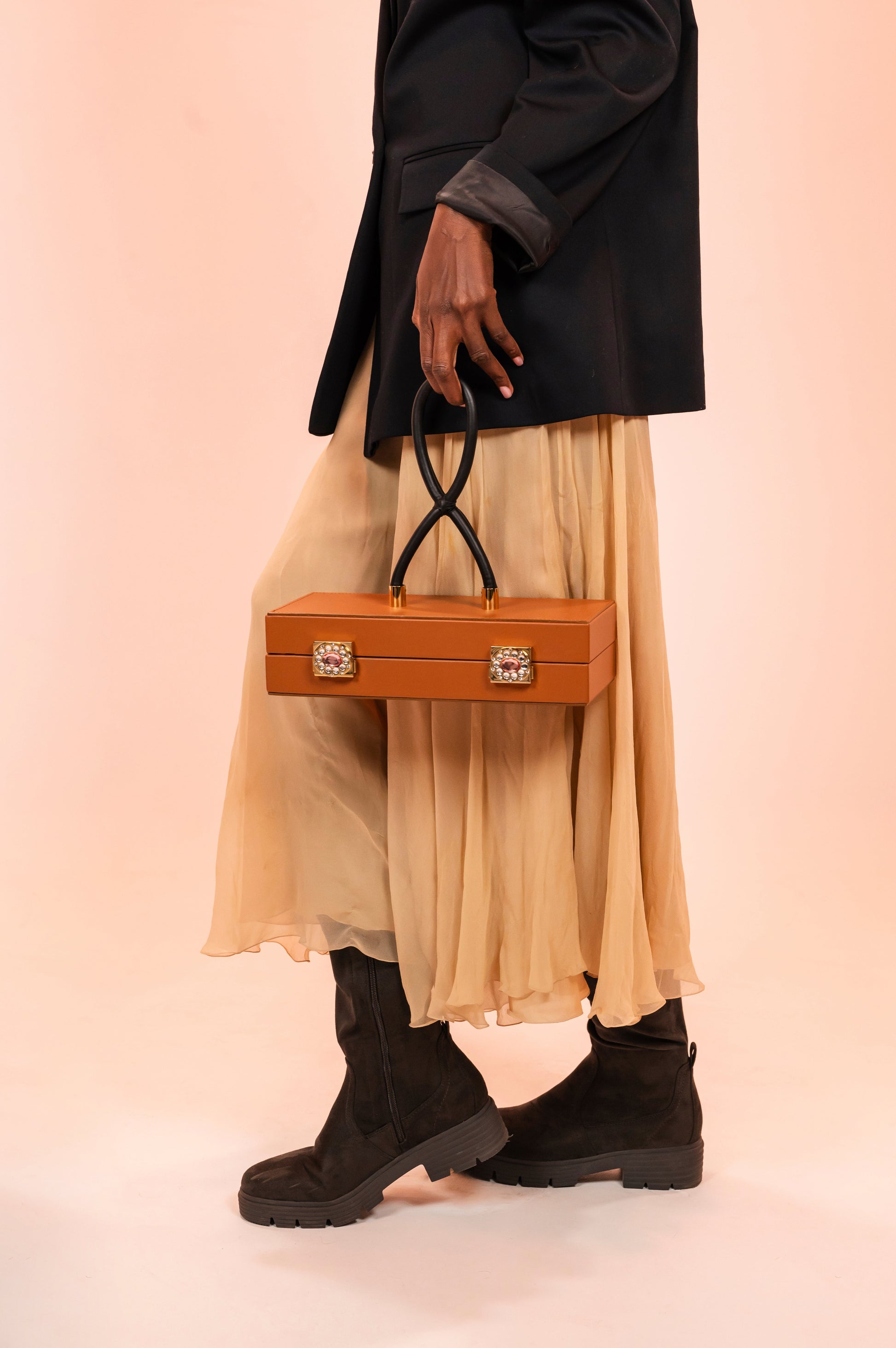 Sac élégant en cuir caramel pour femme avec silhouette architecturale